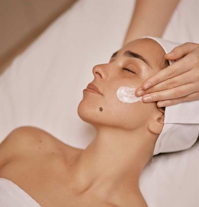 C&oacute;mo adaptar la rutina facial en verano: menos productos y m&aacute;s hidrataci&oacute;n