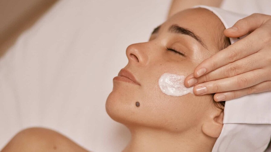 Cómo adaptar la rutina facial en verano: menos productos y más hidratación