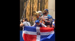 La bandera dominicana se roba miradas en el desfile de campeonato de los Knicks en Nueva York