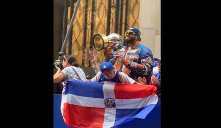 La bandera dominicana se roba miradas en el desfile de campeonato de los Knicks en Nueva York