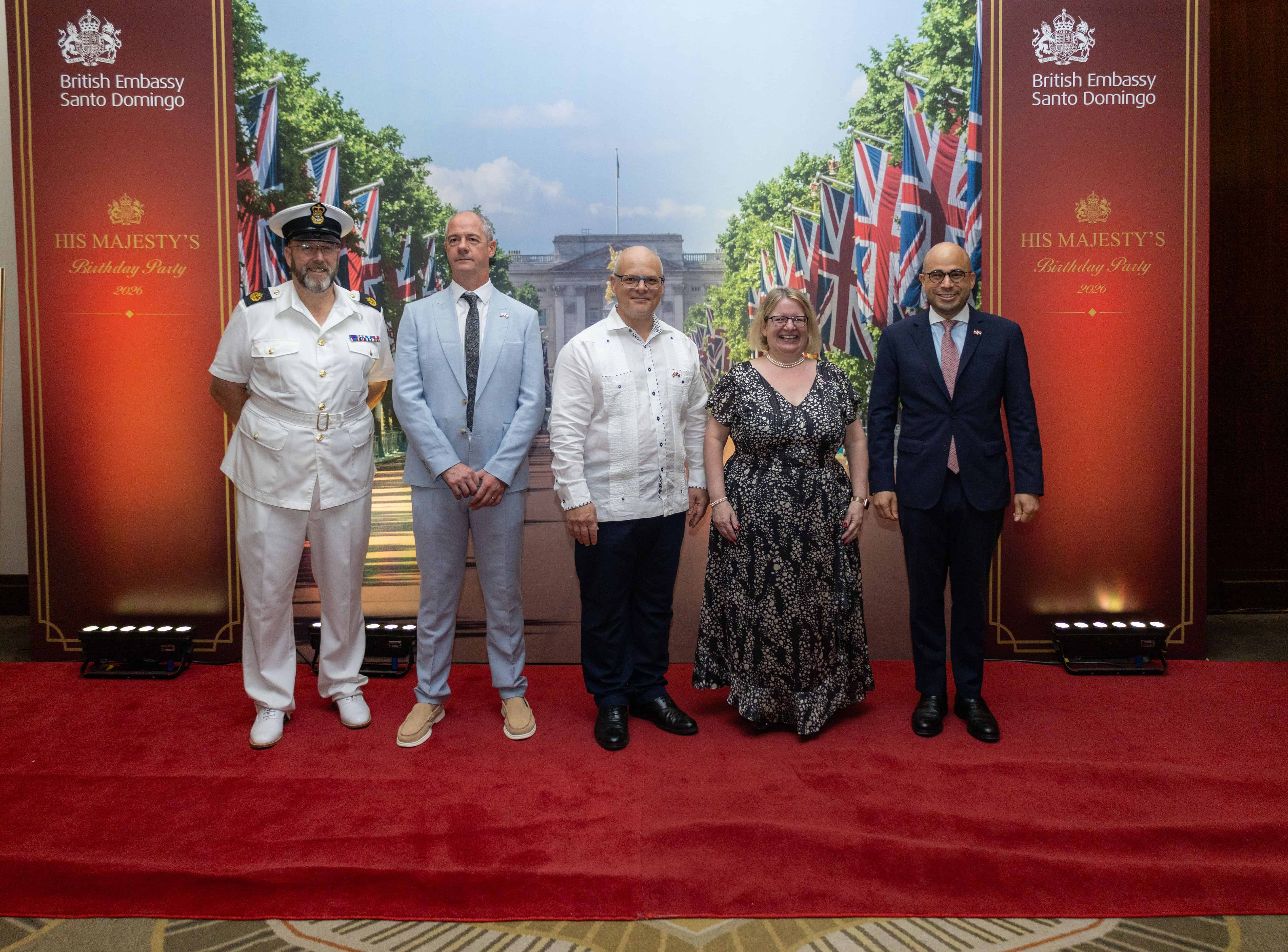 En la línea de recibo, el suboficial Jefe de la Marina Real Británica, Chris Jones, Gary Davies, subjefe de Misión de la Embajada Británica en Santo Domingo, el señor Paul van der Walt, esposo de la embajadoral; la embajadora británica Dra. Carol van der Walt y el embajador dominicano Francisco Caraballo.