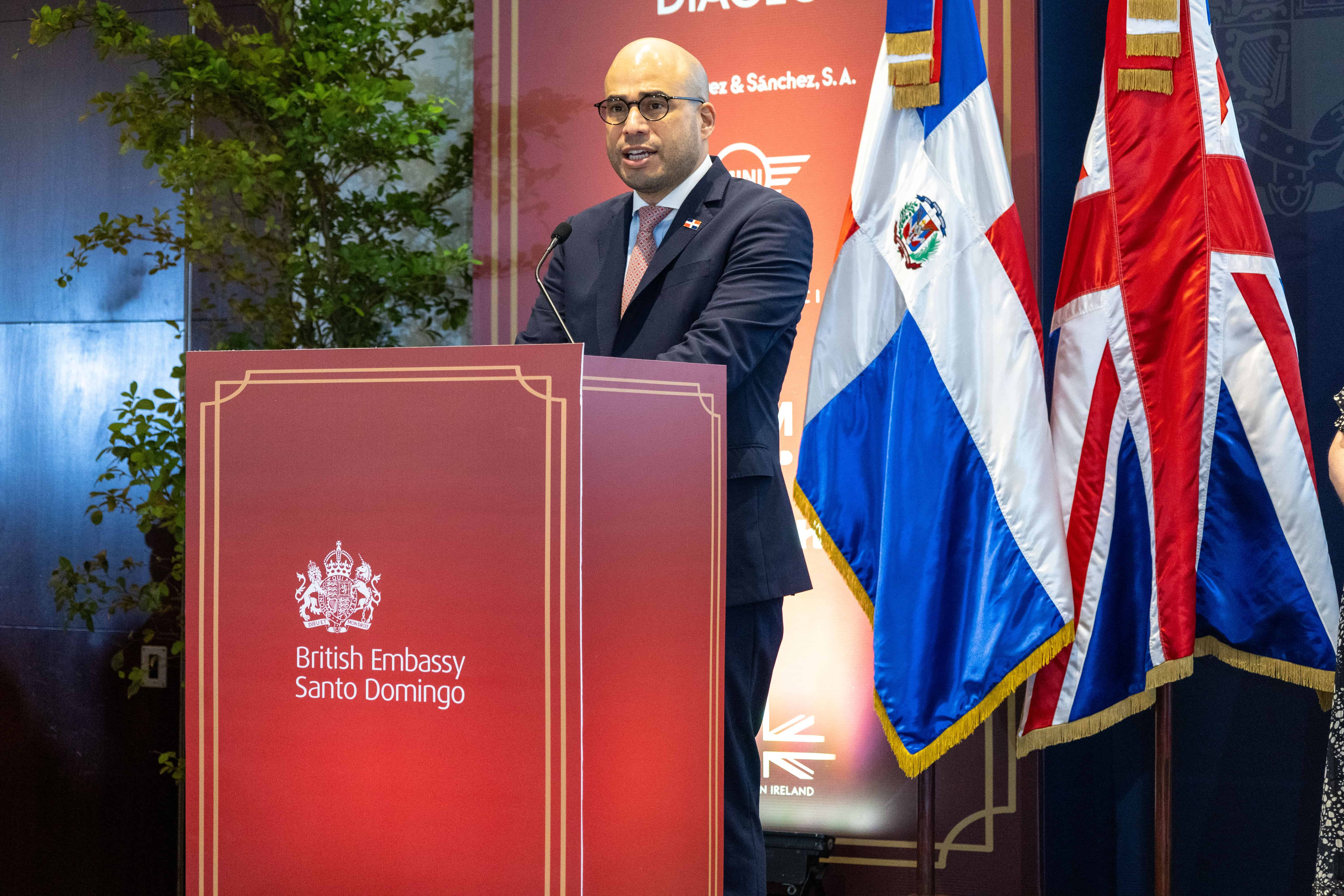 El embajador Francisco Caraballo, viceministro de Política Exterior Bilateral, ofreció unas palabras en representación del ministro de Relaciones Exteriores, canciller Roberto Álvarez.