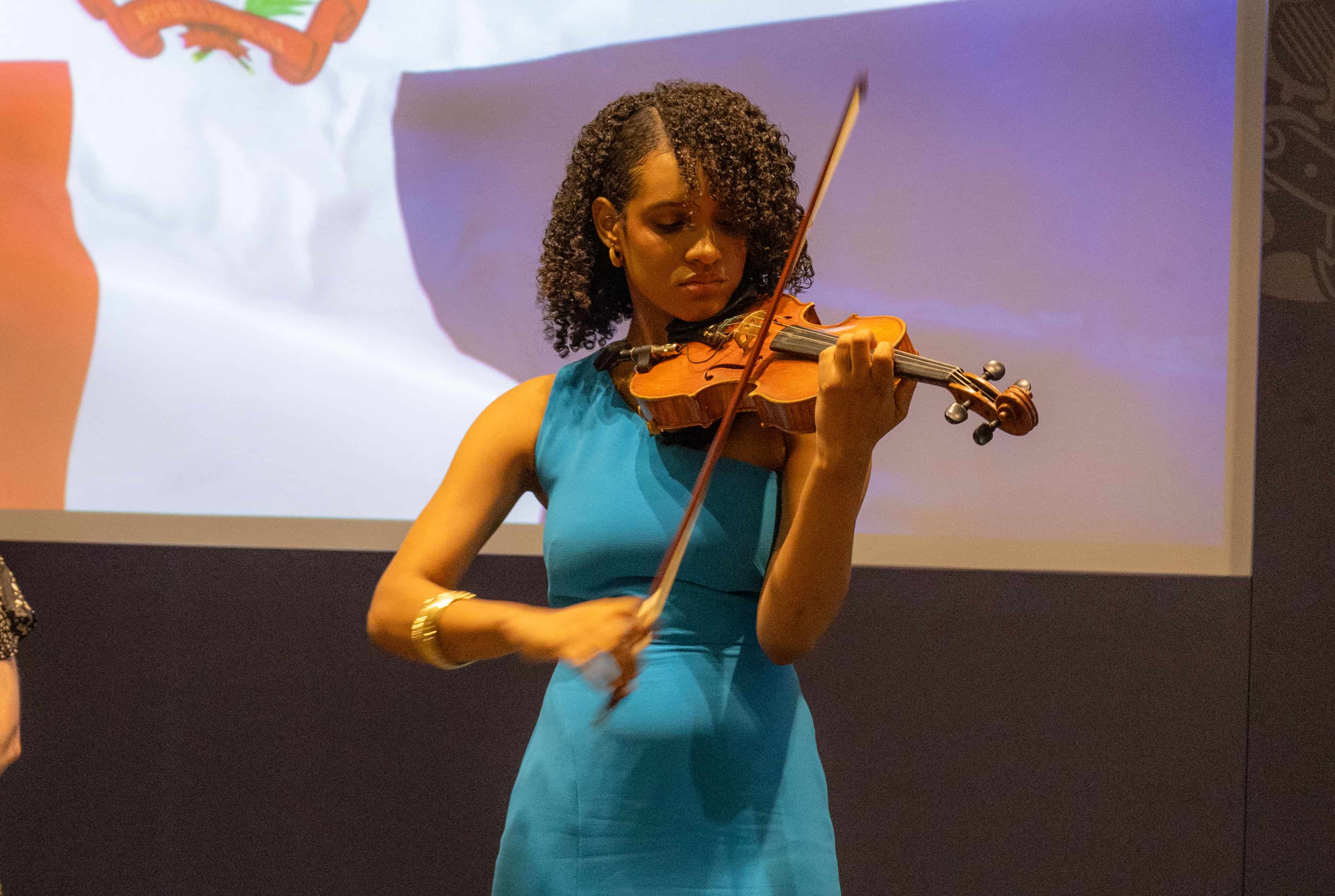 La violinista Juliette Flaquer Buret interpretó los himnos nacionales de la República Dominicana y Reino Unido.