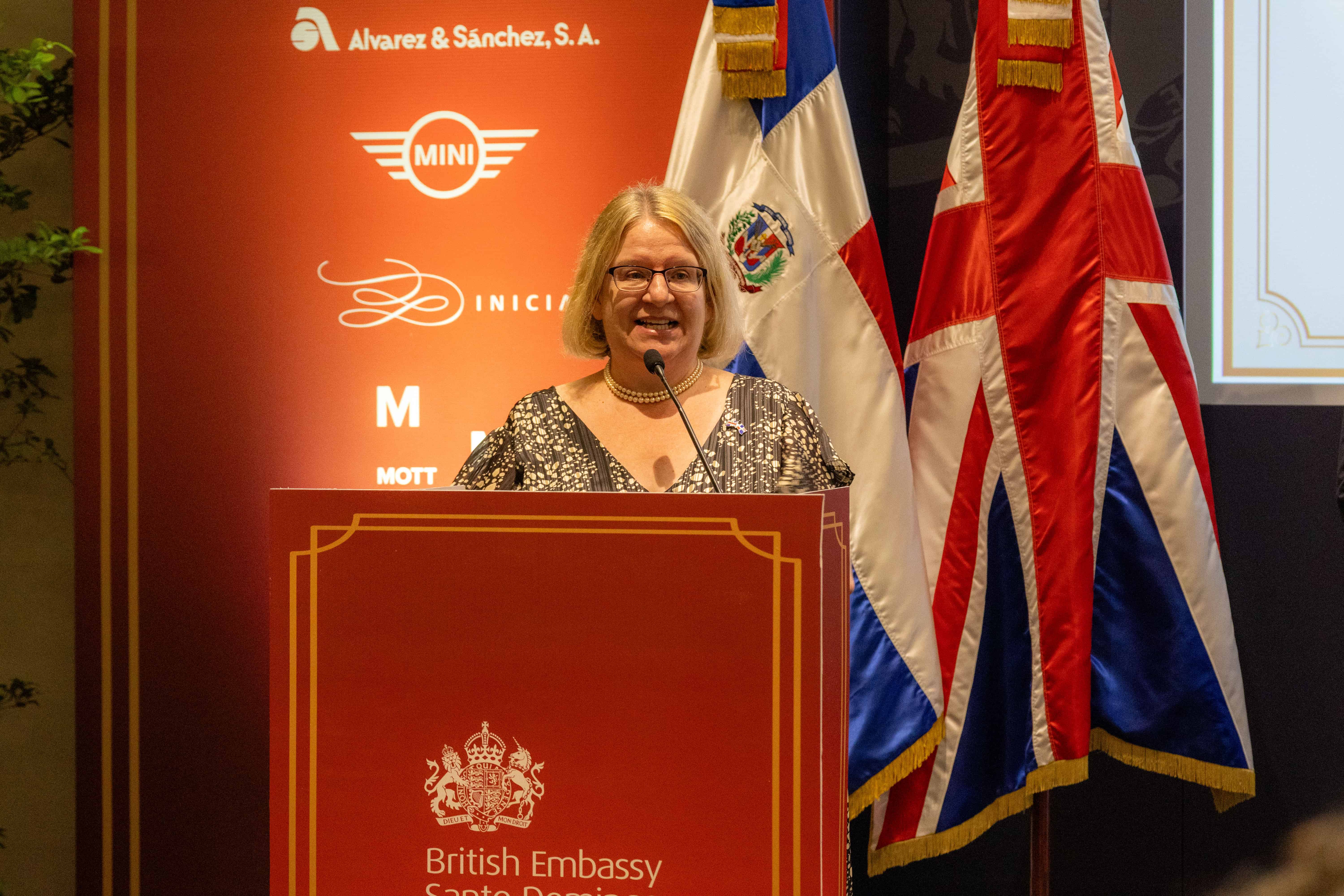 La embajadora británica, dra. Carol van der Walt, en su discurso central.
