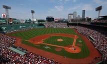 Fenway Park, en Boston, tiene 114 a&ntilde;os y el Quisqueya 71