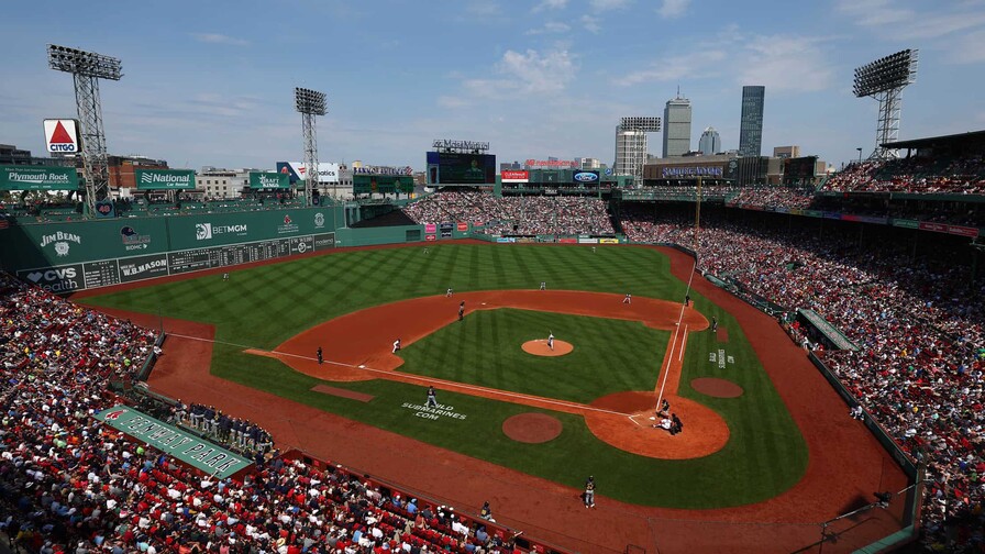 Fenway Park, en Boston, tiene 114 años y el Quisqueya 71