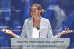 Michelle Obama defiende el legado de su marido en la inauguración de su centro en Chicago Michelle Obama defiende el legado de su marido en la inauguración de su centro en Chicago