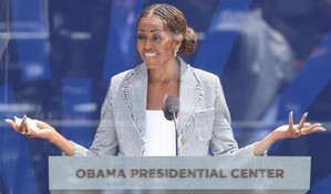 Michelle Obama defiende el legado de su marido en la inauguraci&oacute;n de su centro en Chicago