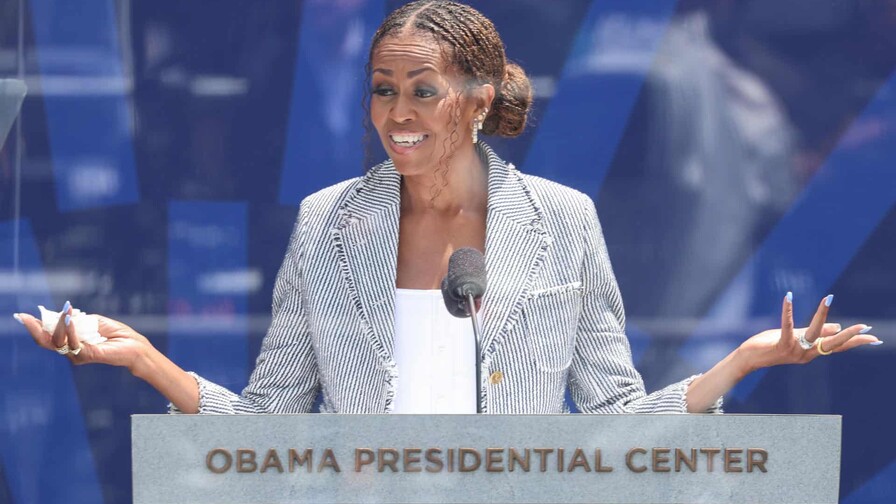 Michelle Obama defiende el legado de su marido en la inauguración de su centro en Chicago