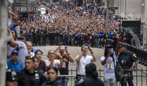 Manhattan se ti&ntilde;e de naranja y azul en el multitudinario desfile de los Knicks