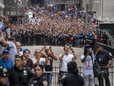 Nueva York se llena de color en desfile Knicks
