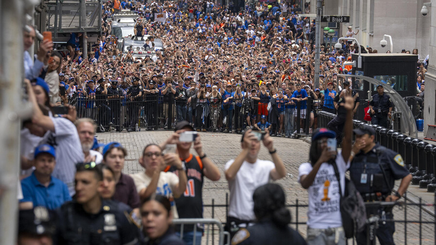 Manhattan se tiñe de naranja y azul en el multitudinario desfile de los Knicks