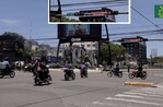 Motoristas cruzan en rojo ante la vista de los agentes de tránsito Motoristas cruzan en rojo ante la vista de los agentes de tránsito