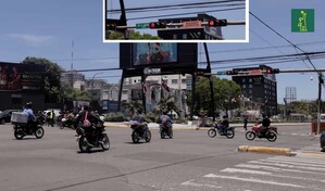 Motoristas cruzan en rojo ante la vista de los agentes de tr&aacute;nsito