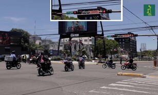 Motoristas cruzan en rojo ante la vista de los agentes de tr&aacute;nsito