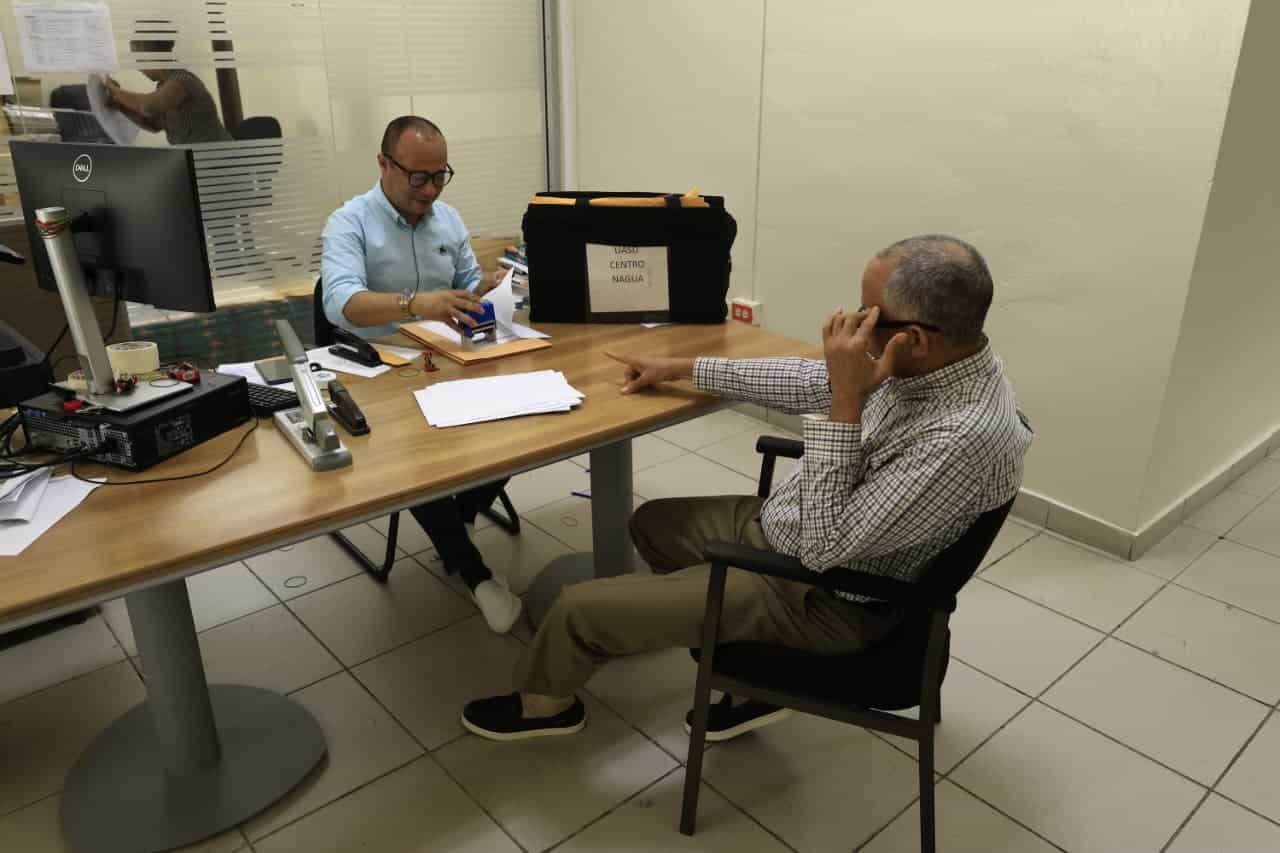 Entrega de actas de votación y los materiales utilizados durante la jornada electoral de la UASD.