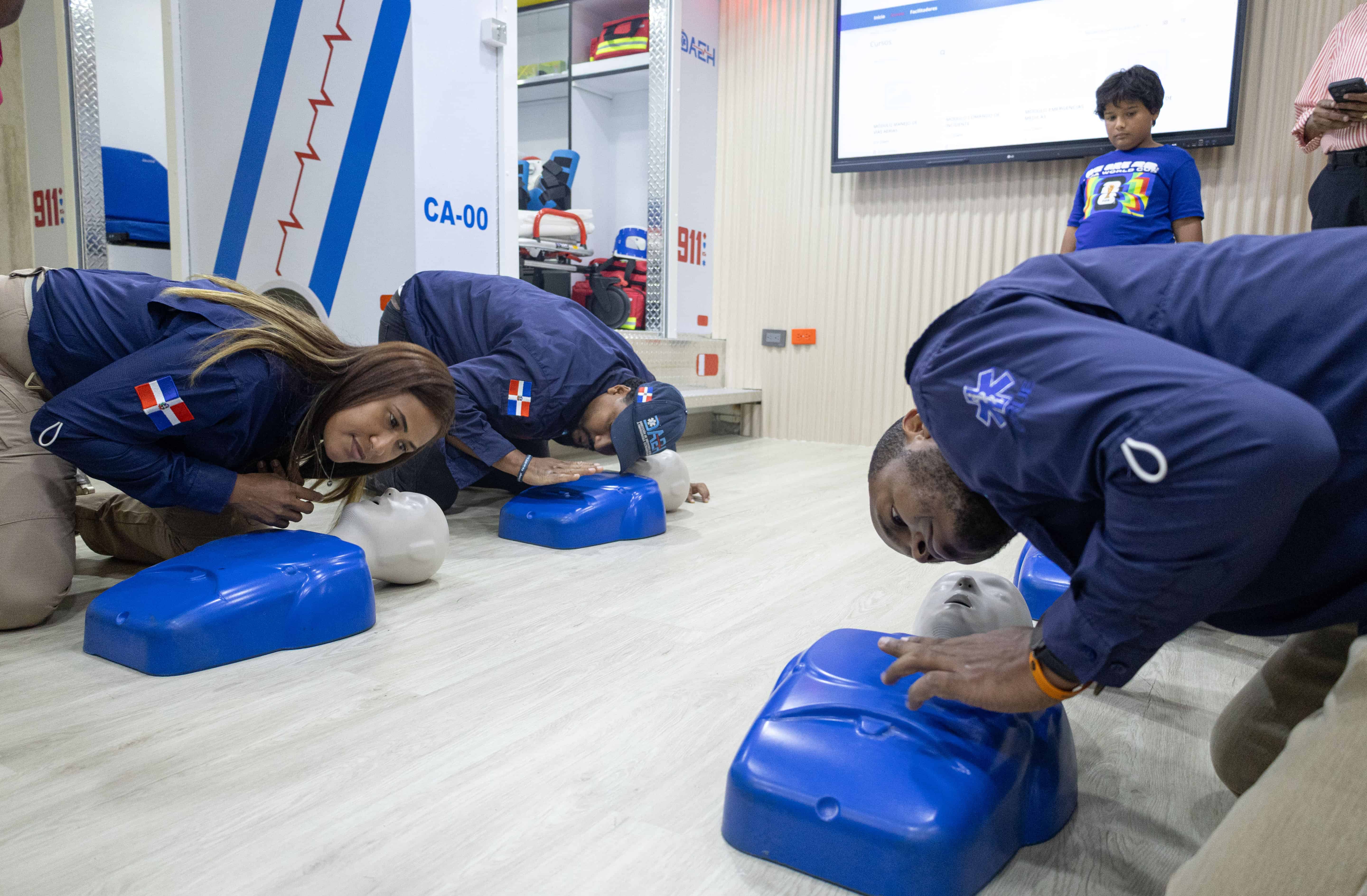 Personal del DAEH practicando como realizarle una RCP en una emergencia