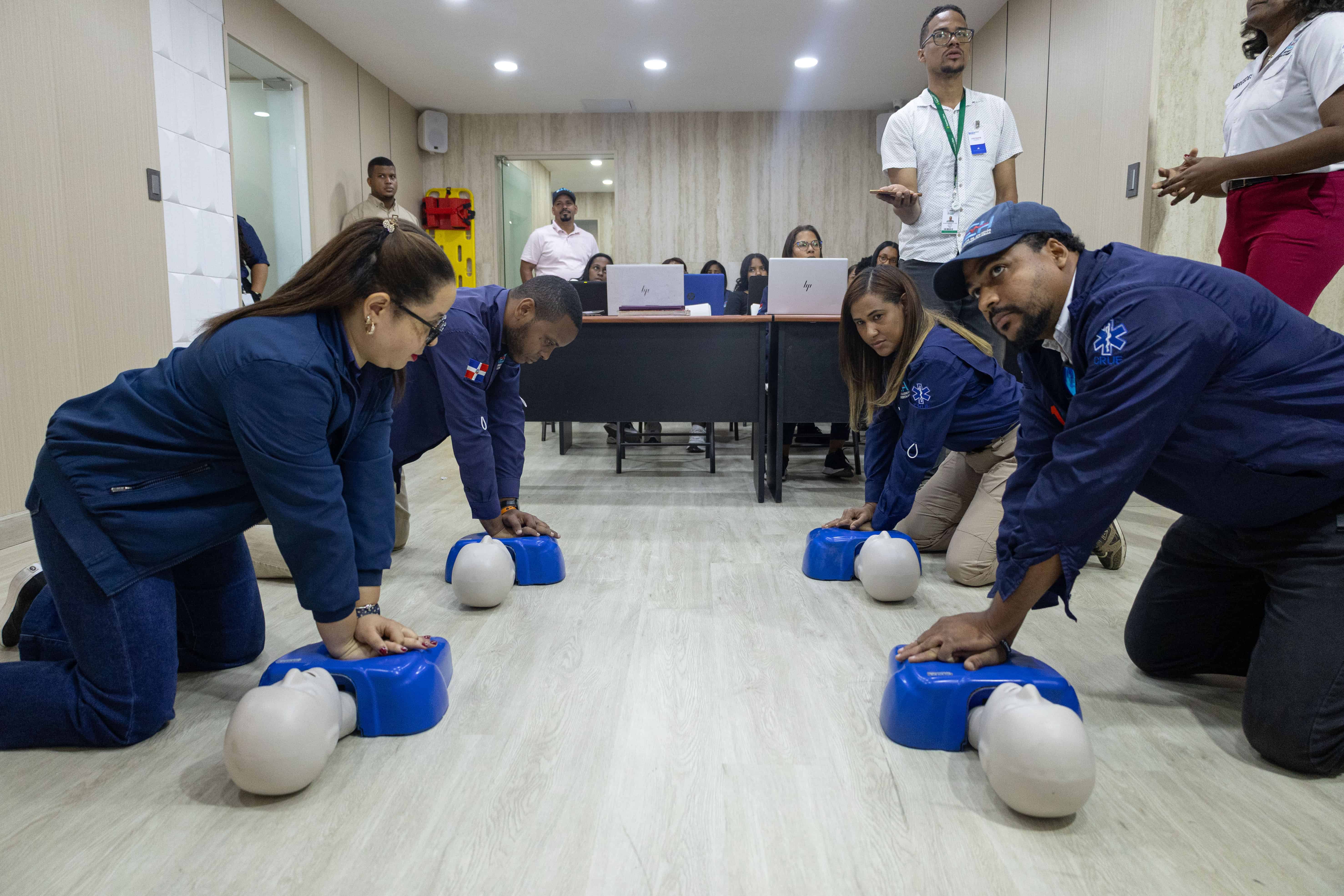 Personal del DAEH practicando como realizarle una RCP en una emergencia