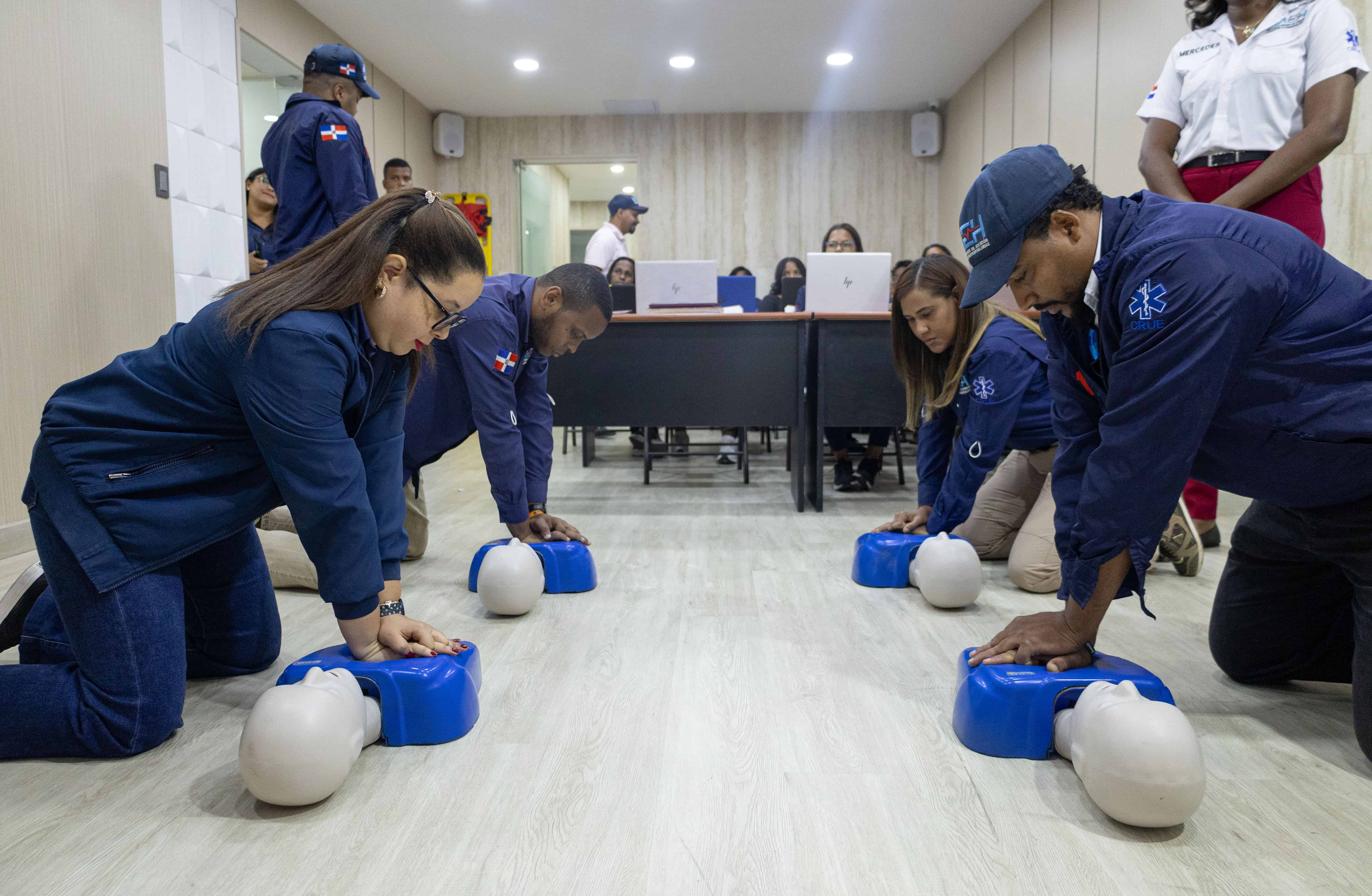 Personal del DAEH practicando como realizarle una RCP en una emergencia