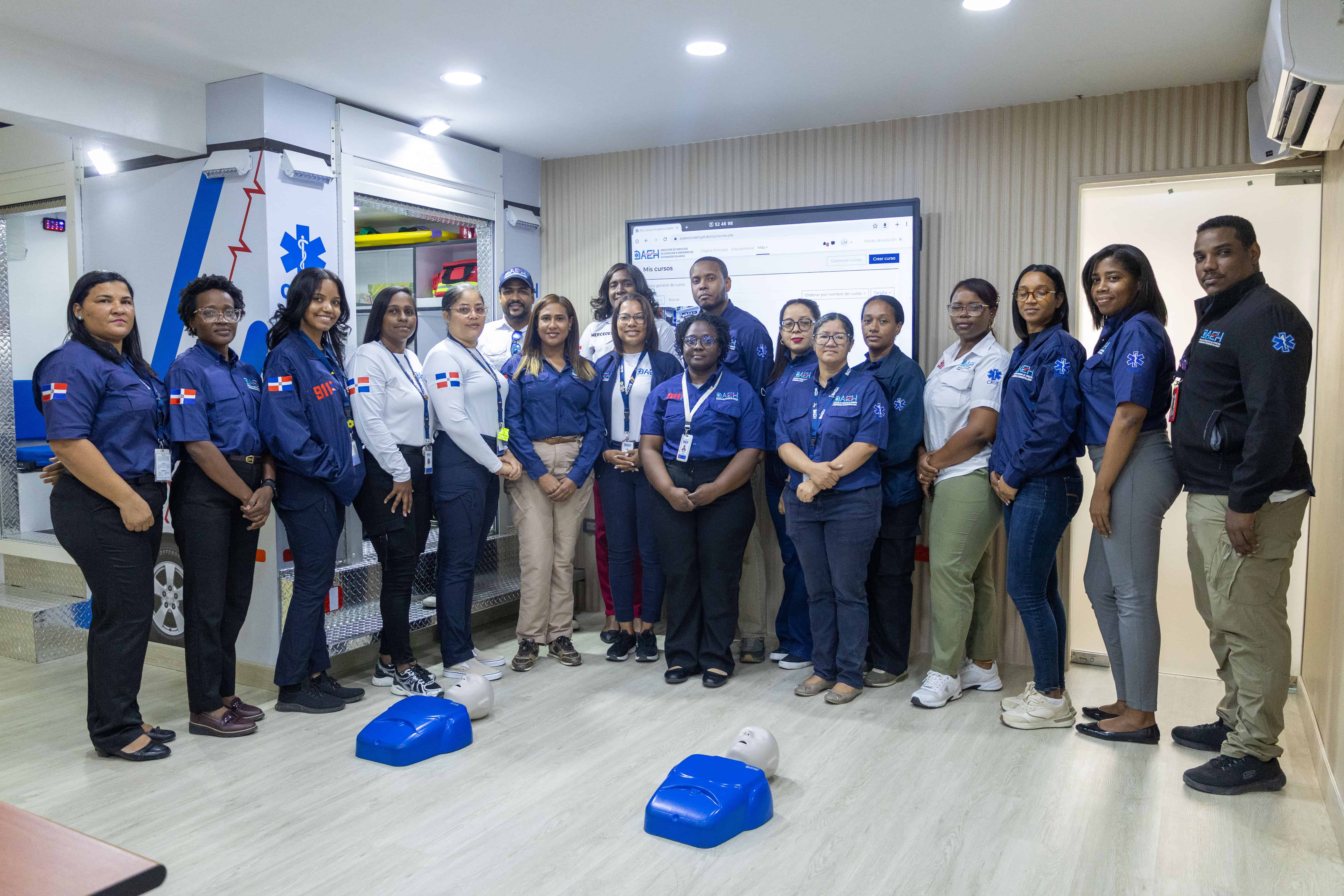 Parte del equipo del DAEH que se esta formando en el centro para afrontar las emergencias