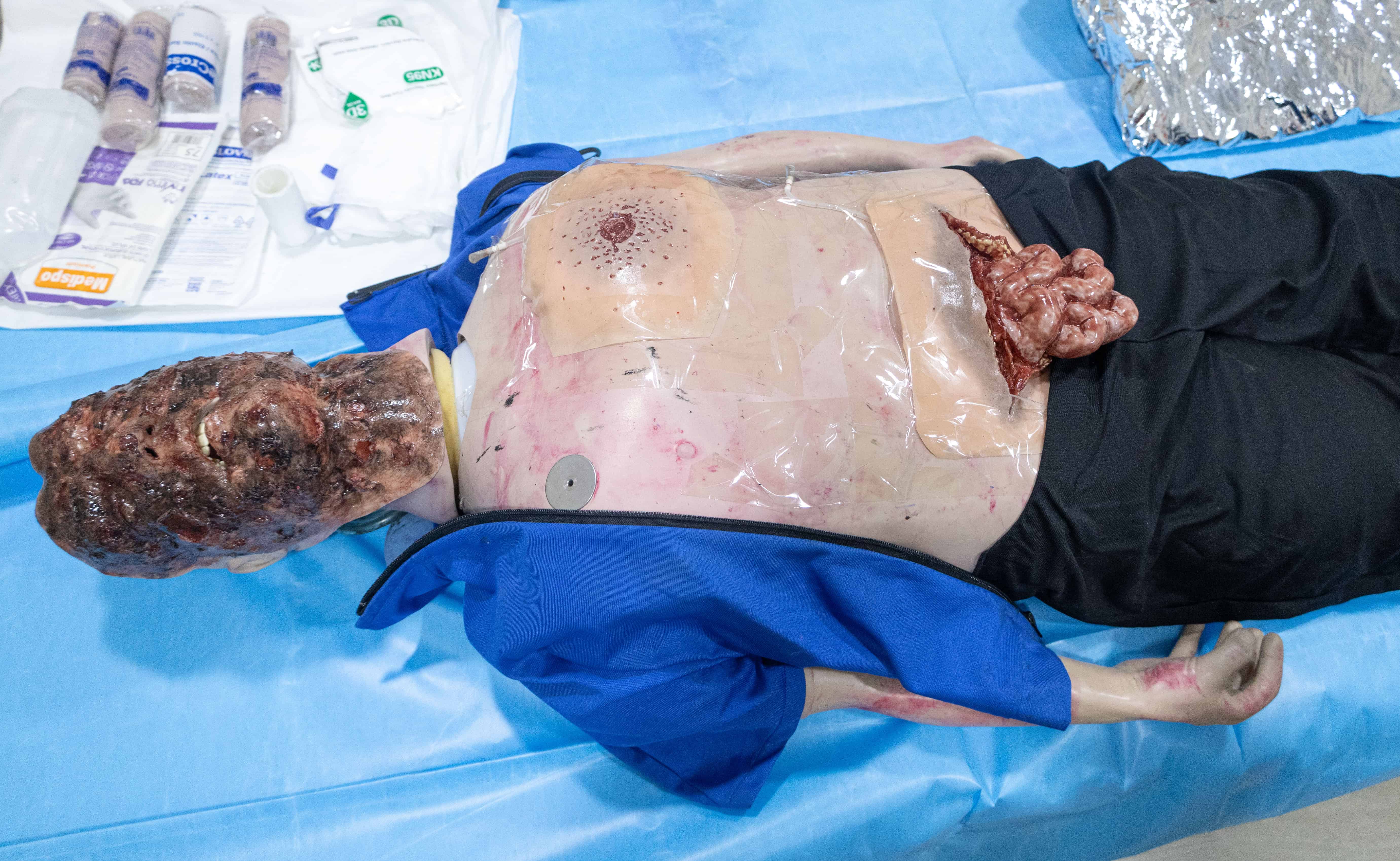 Maniquí utilizado para simular una persona herida