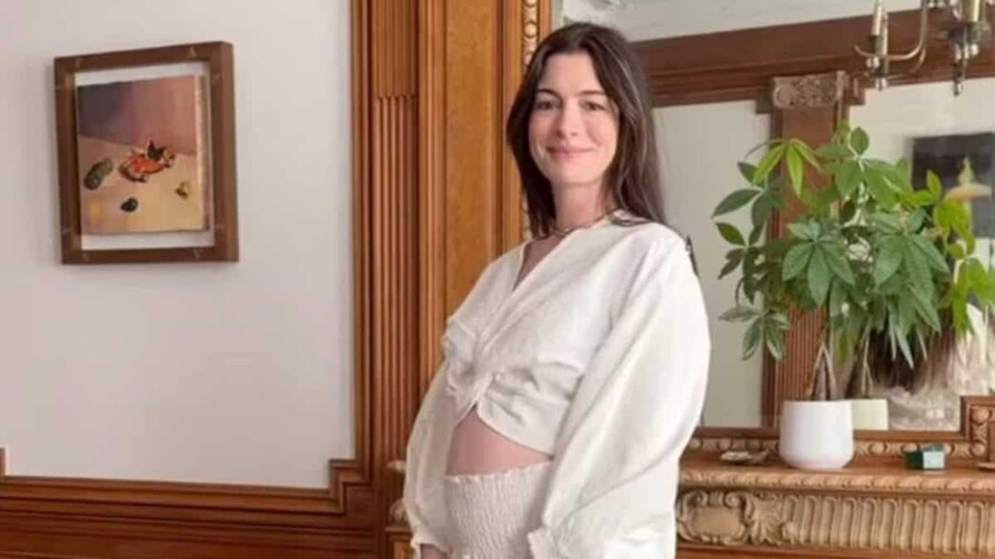 Anne Hathaway anuncia su tercer embarazo a los 43 años Anne Hathaway anuncia su tercer embarazo a los 43 años