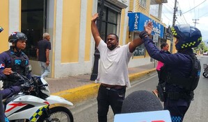 Alcald&iacute;a de Santiago realiza operativo contra vendedores ambulantes en el Centro Hist&oacute;rico