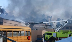 Incendio en hotel de Bayahíbe sigue activo tras más de cinco horas de labores de los bomberos