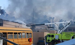 Incendio en hotel de Bayah&iacute;be sigue activo tras m&aacute;s de cinco horas de labores de los bomberos