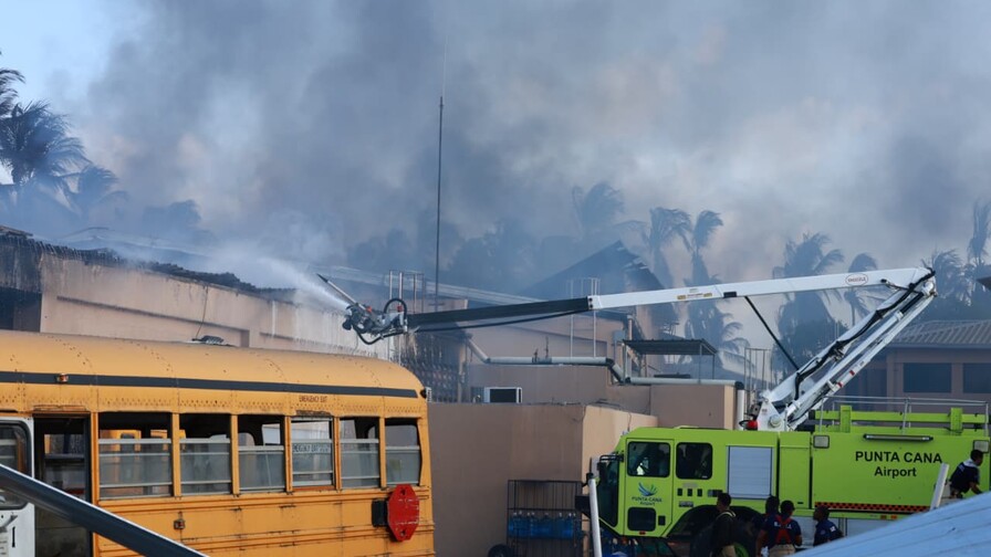Incendio en hotel de Bayahíbe sigue activo tras más de cinco horas de labores de los bomberos Incendio en hotel de Bayahíbe sigue activo tras más de cinco horas de labores de los bomberos