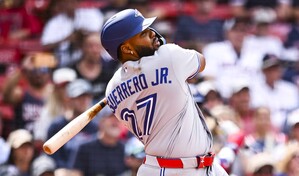 Video | Vladimir Guerrero Jr. castiga a los Red Sox con un jonr&oacute;n de 410 pies
