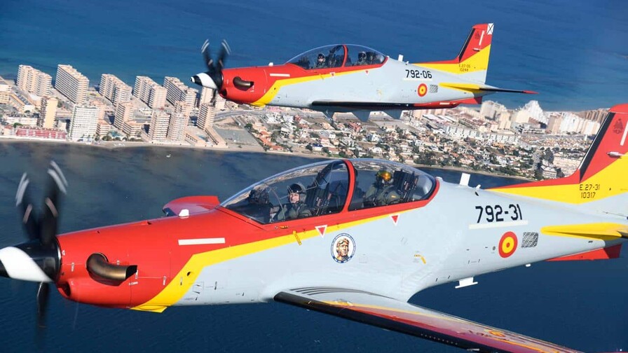 El rey español Felipe VI y la princesa Leonor vuelan juntos en dos aviones militares