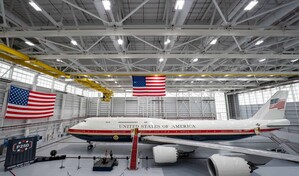 Trump desvela el nuevo Air Force One, un Boeing de lujo con los colores de la bandera