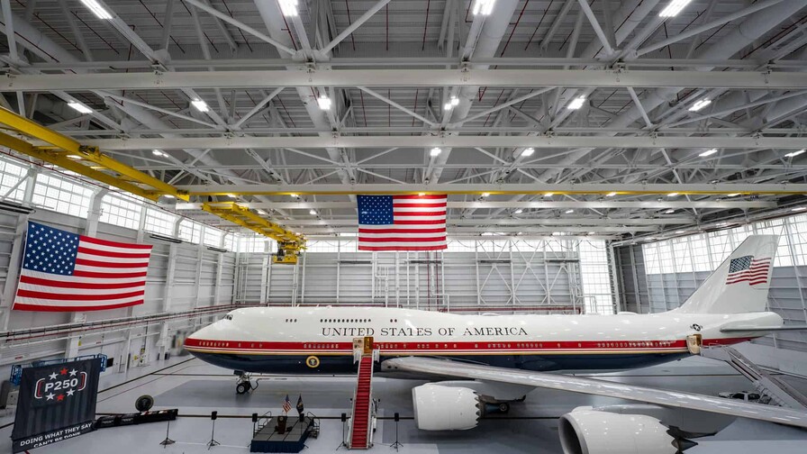 Trump desvela el nuevo Air Force One, un Boeing de lujo con los colores de la bandera