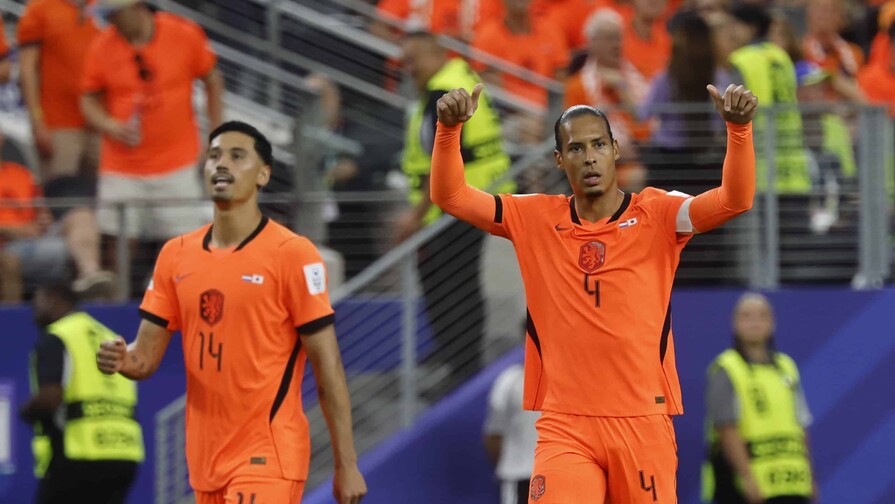 Las camisetas que usaron los neerlandeses ante Japón recaudan 59.069 euros en subasta Las camisetas que usaron los neerlandeses ante Japón recaudan 59.069 euros en subasta