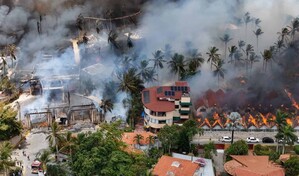Incendio en Bayah&iacute;be est&aacute; controlado; los equipos de emergencia contin&uacute;an labores de enfriamiento