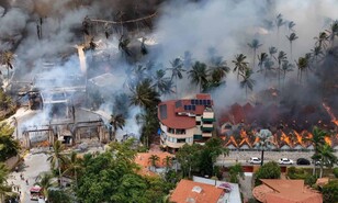 Incendio en Bayah&iacute;be est&aacute; controlado; los equipos de emergencia contin&uacute;an labores de enfriamiento
