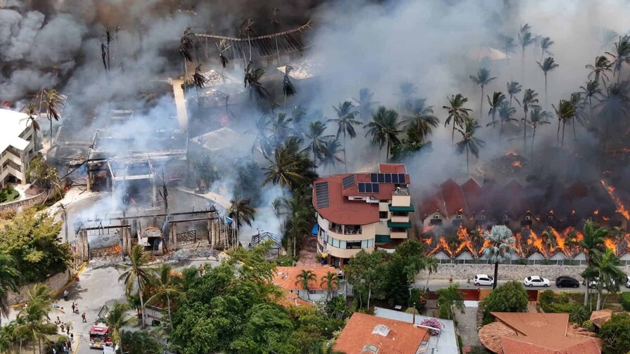 Incendio en Bayah&iacute;be est&aacute; controlado; los equipos de emergencia contin&uacute;an labores de enfriamiento