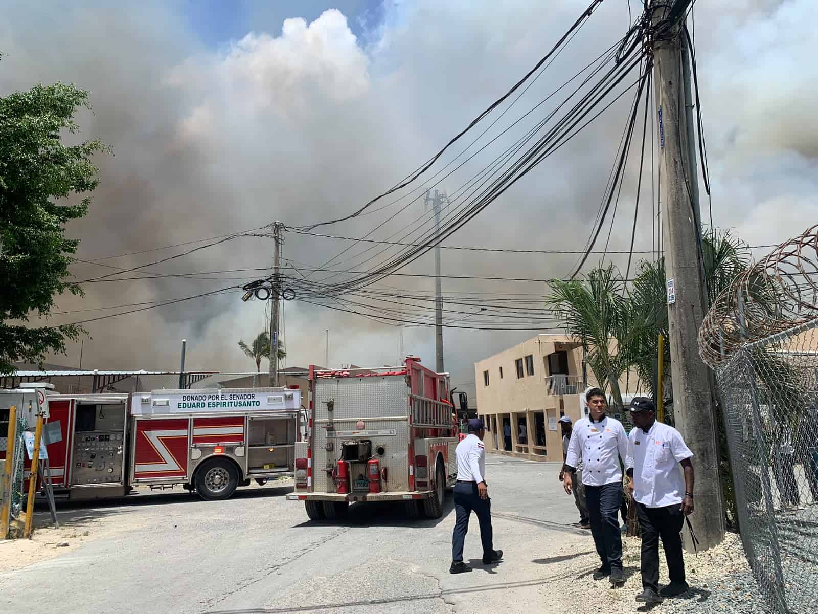 Camiones de bomberos de distintas provincias participaron en las labores para contener las llamas.