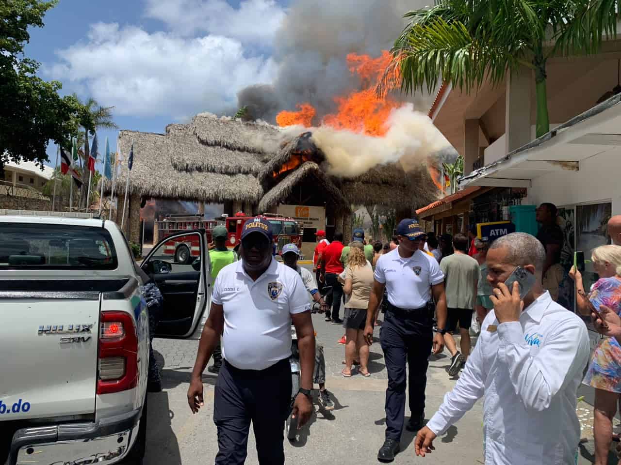 Personas observando la humareda generada por el incendio registrado en el hotel Viva, en Bayah&iacute;be.<br>