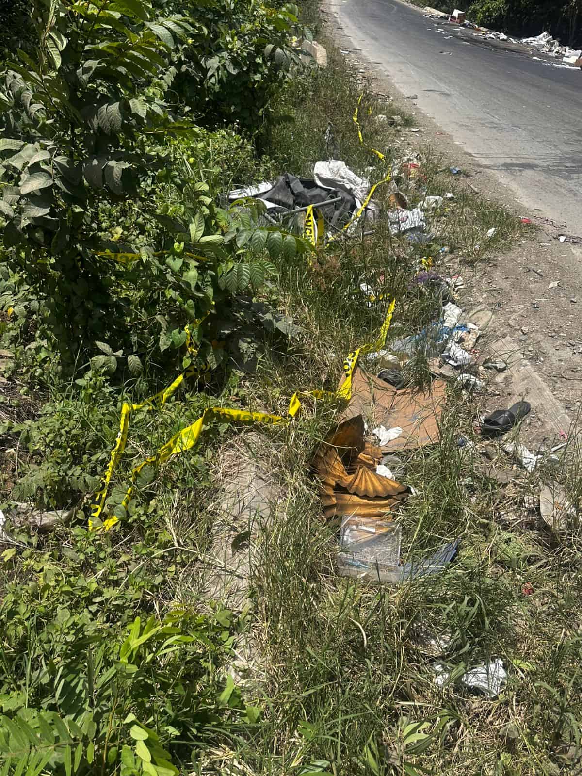 La cinta amarilla colocada por las autoridades permanece en la carretera Los Casabes, donde fueron hallados los cuerpos de los dos adolescentes.