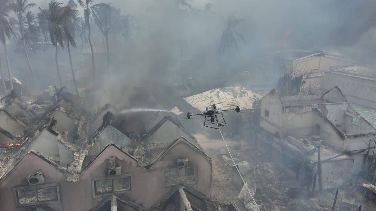 &nbsp;El humo generado por el incendio se elev&oacute; sobre las instalaciones.