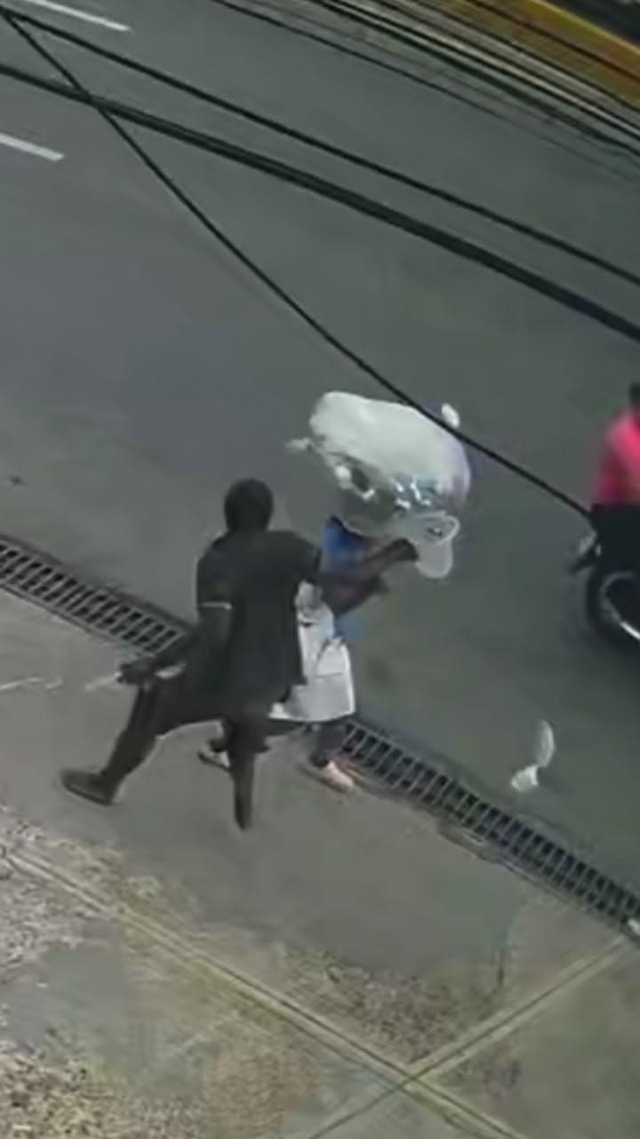 Fotografía que muestra la acción del indigente.