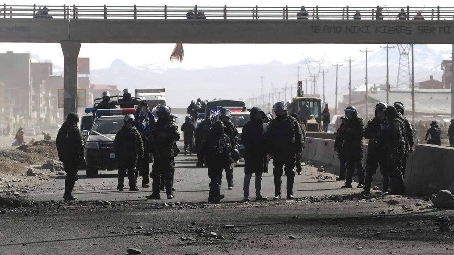 Bolivia registra 44 puntos de bloqueo de vías en primeras horas del estado de excepción Bolivia registra 44 puntos de bloqueo de vías en primeras horas del estado de excepción