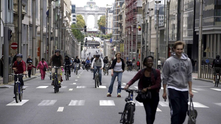 Caminar al aire libre ¡sin pantallas! para cuidar la vista Caminar al aire libre ¡sin pantallas! para cuidar la vista