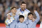 Balones y biberones: el refugio de la paternidad para los gigantes del f&uacute;tbol