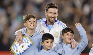 Balones y biberones: el refugio de la paternidad para los gigantes del f&uacute;tbol