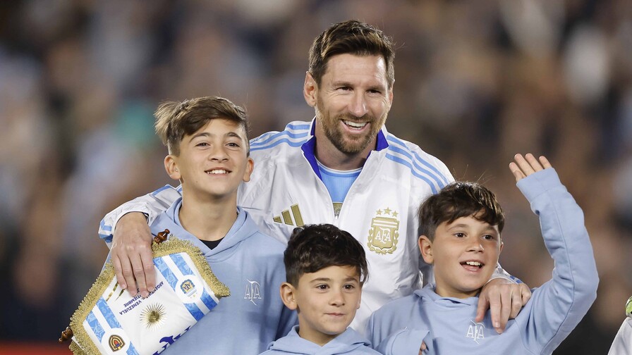 Balones y biberones: el refugio de la paternidad para los gigantes del fútbol