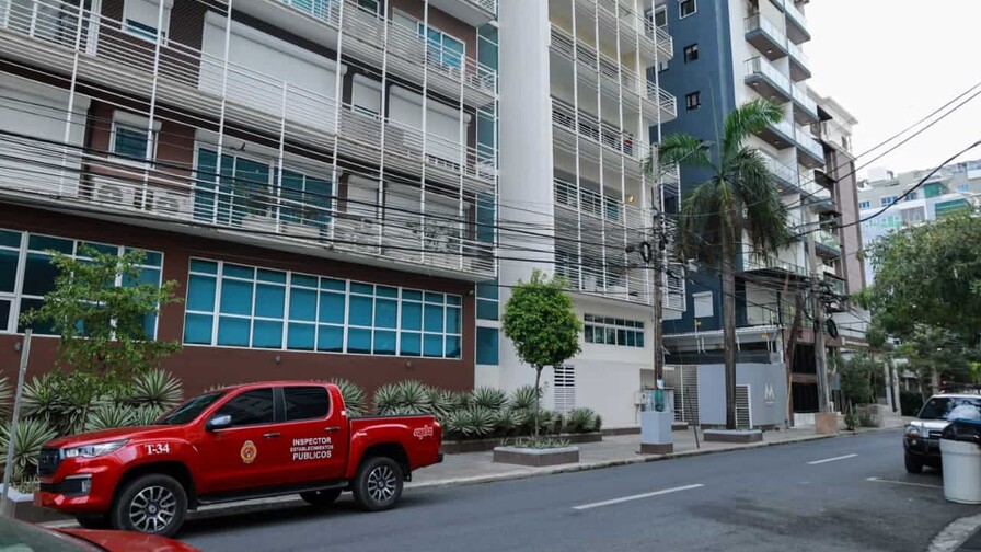 Bomberos sofocan incendio en cocina de apartamento en torre residencial de Naco