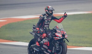 VIDEO | Marco Bezzecchi, líder del mundial de Moto GP, es suspendido por agredir a un comisario